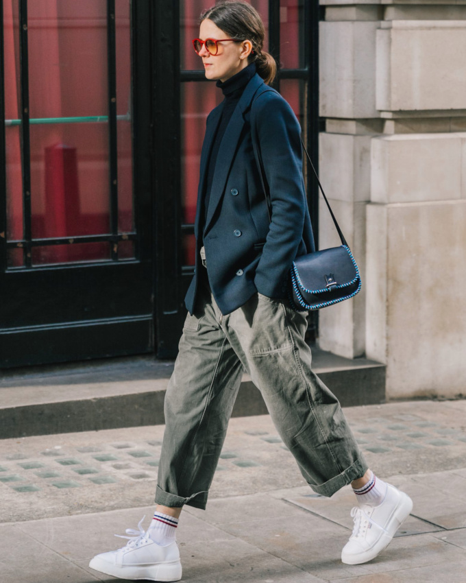 Blazer masculin + pantalon cargo kaki roulott� sur la cheville + baskets + sac minimaliste = le bon mix