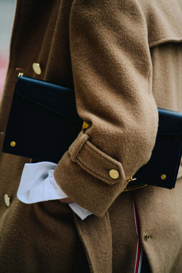 L'�l�gance de la pochette en guise de sac � main fait oublier le manque de praticit� de cette derni�re...