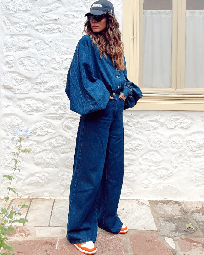 Chemise en jean ample + jean large + touche d'orange = le bon mix