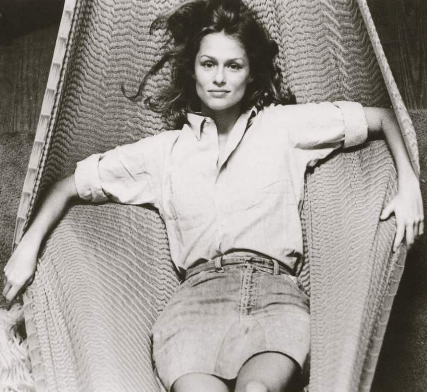 Toujours apaiser ses mini-jupes en jean au contact d'une chemise masculine !