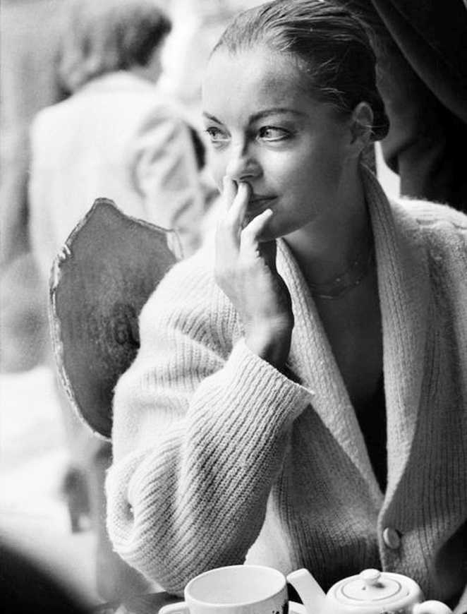 Difficile de faire plus sensuel qu'une grosse maille port�e � m�me la peau...