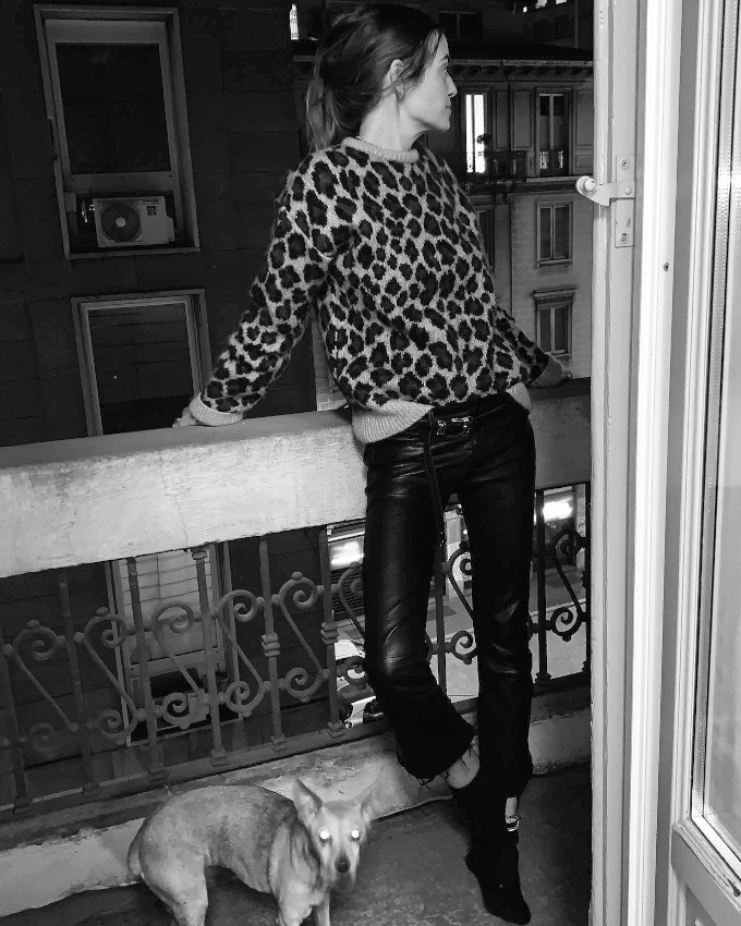 Oui au mix gros pull l�opard/pantalon droit en cuir !