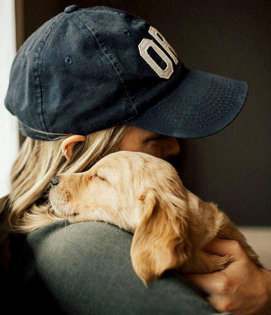 Casquette bleu marine + pause c�lin = le bon mix