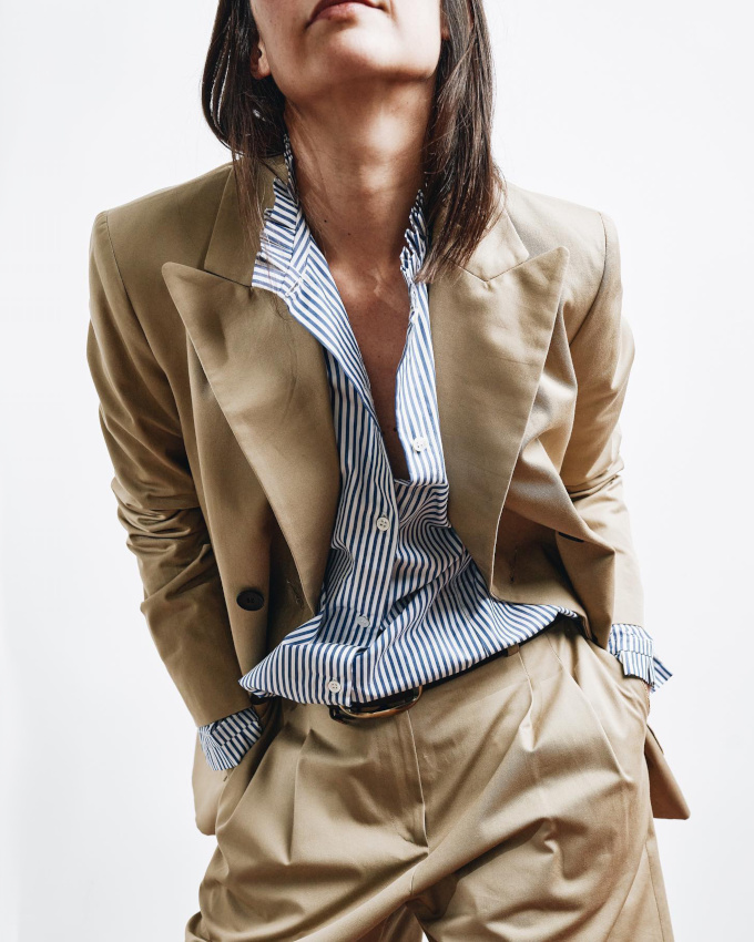 Oui au mix costume masculin/chemise ray�e � col volant� !