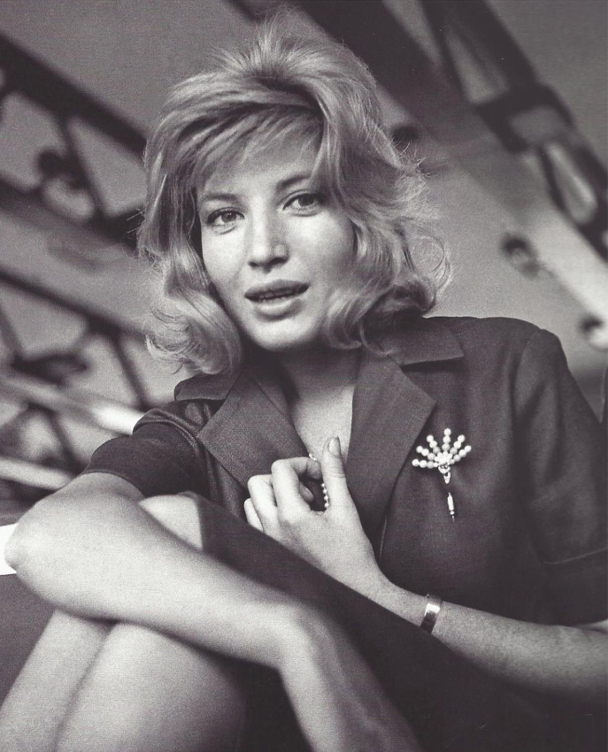 Rien de tel qu'un bijou de caractère pour illuminer une tenue sage !