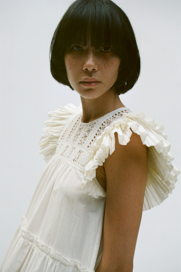 Rien de tel qu'une coiffure bien nette pour apaiser les froufrous d'une robe estivale !