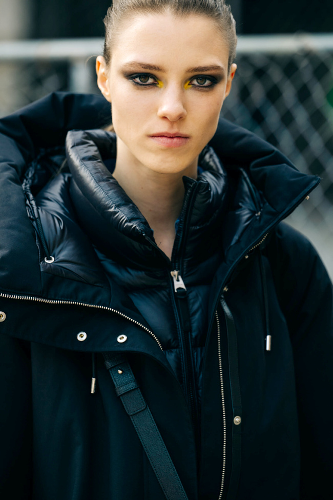 Rien de tel qu'un make-up audacieux pour twister un total look carbone !