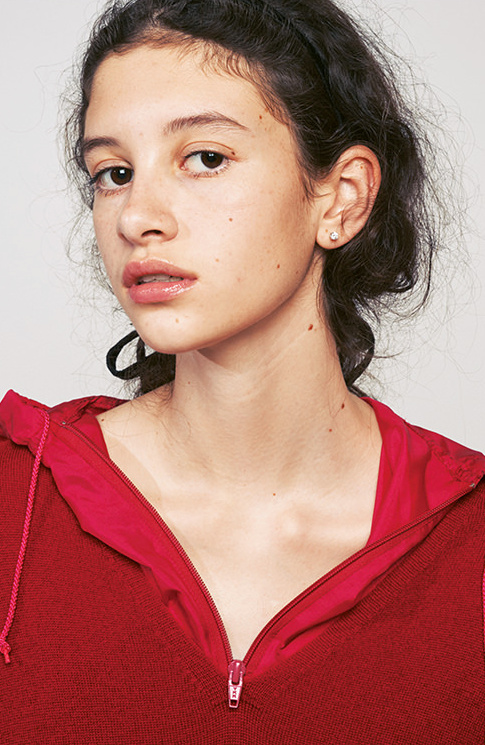 Oui au mix K-way ultra léger/pull col V !