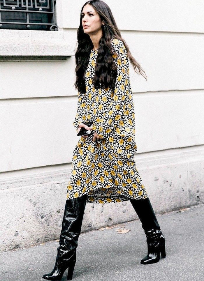Rien de tel qu'une paire de bottes vernies pour twister une robe droite fleurie !