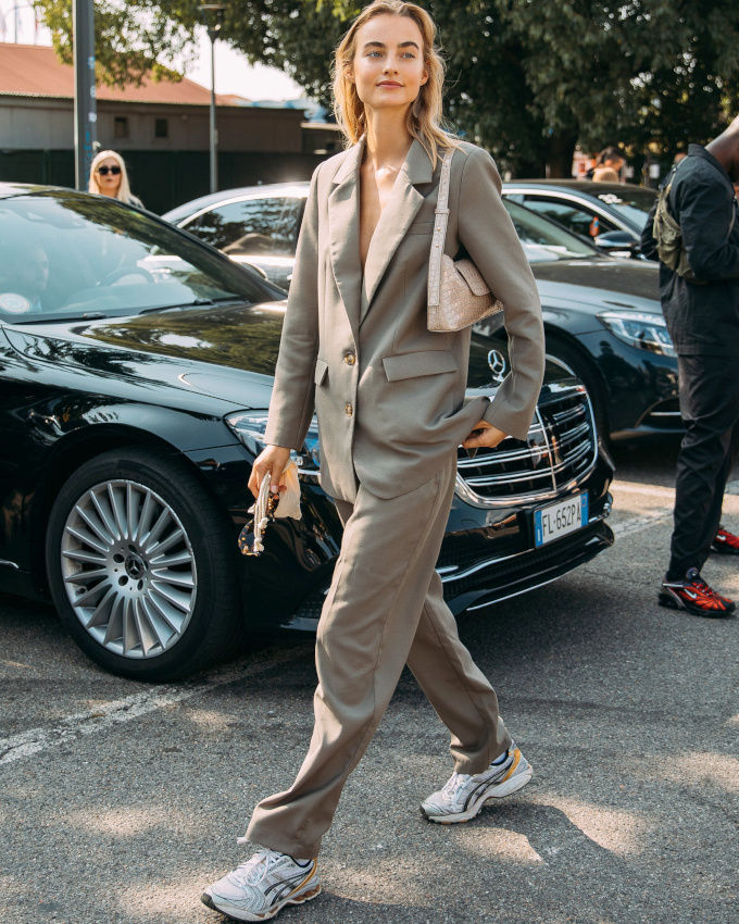 Oui au costume port� � m�me la peau avec une paire de baskets !