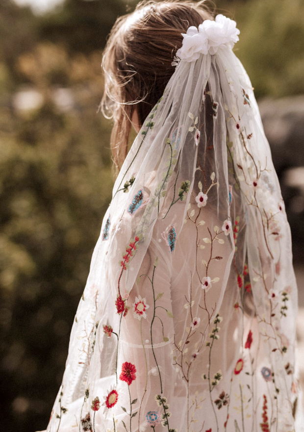 Oui au voile de mari�e brod� de motifs color�s !