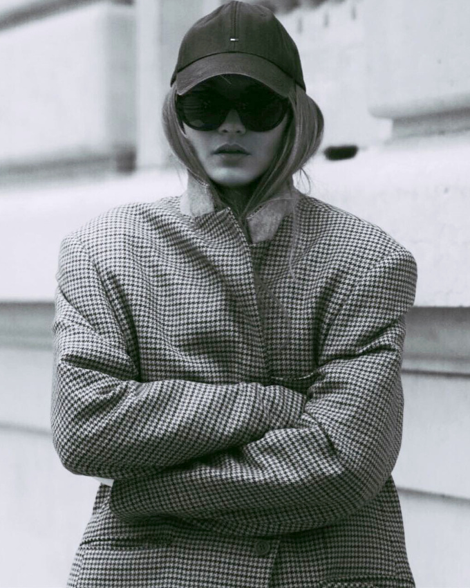 Blazer � petits carreaux un brin trop grand + casquette = le bon mix