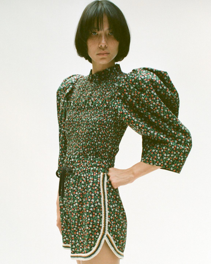 Oui � la fusion entre sportswear et romantisme fleur bleue !