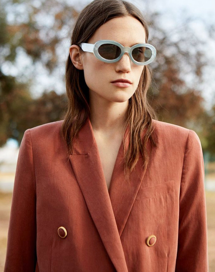 Lunettes fantaisie + blazer droit = le bon mix