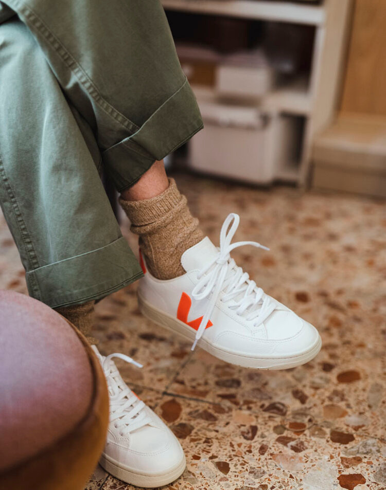 Pantalon cargo kaki roulott� sur la cheville + baskets blanches piqu�es d'orange = le bon mix