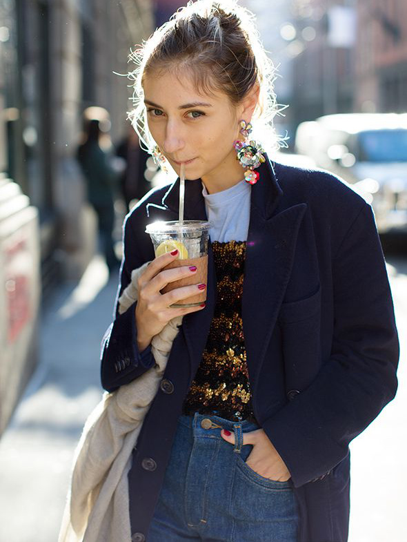 Accessoires ultra f�minins + veste masculine = le bon mix