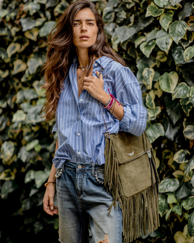 Chemise ray�e l�g�rement oversize + jean boyfriend + sac � franges = le bon mix