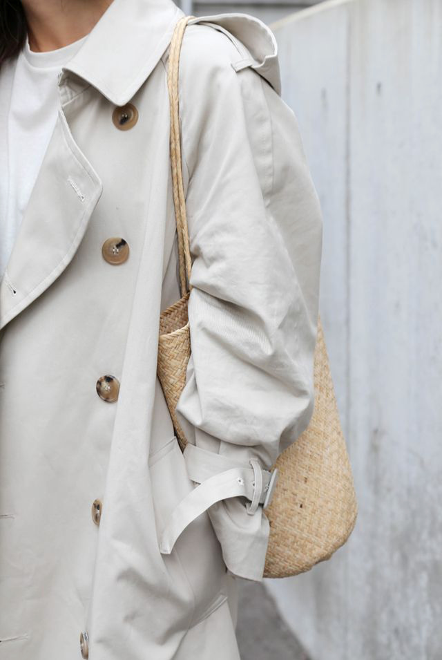 Oui au mix trench/sac en paille !