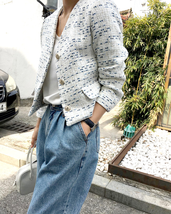 Jean large + veste courte façon Chanel = le bon mix