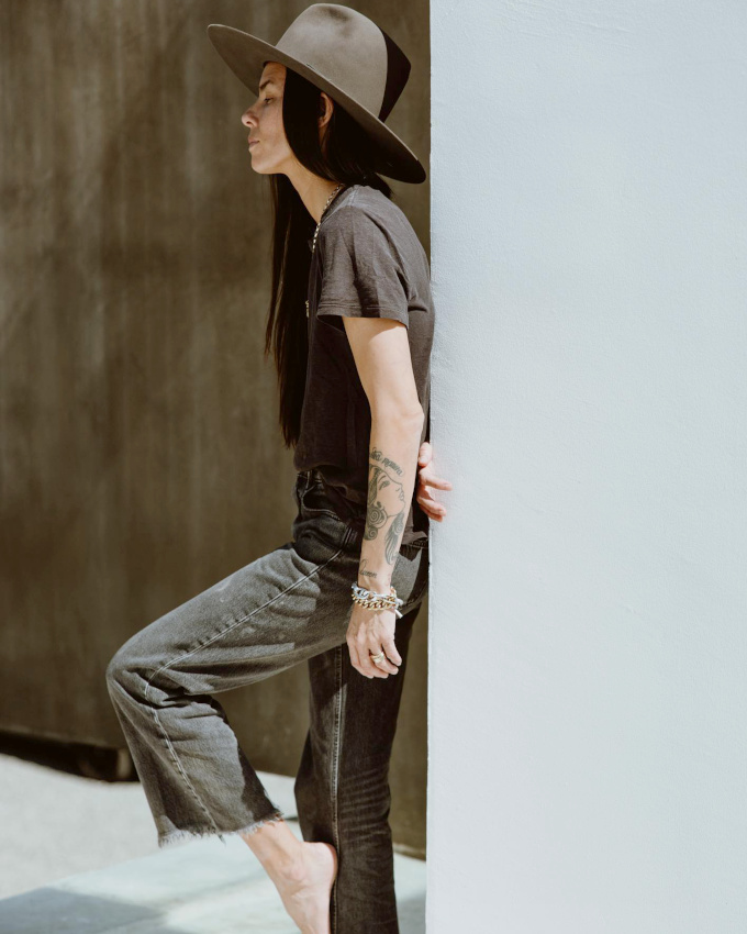 Look casual/rock + feutre de caract�re = le bon mix