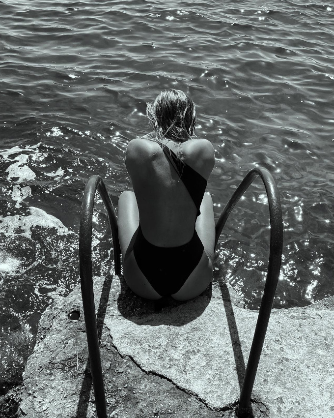 Oui au maillot une pi�ce noir au dos nu conceptuel !