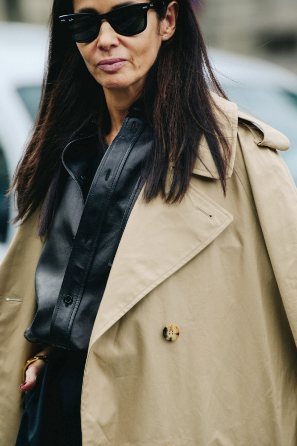 Trench + chemise en cuir = le bon mix