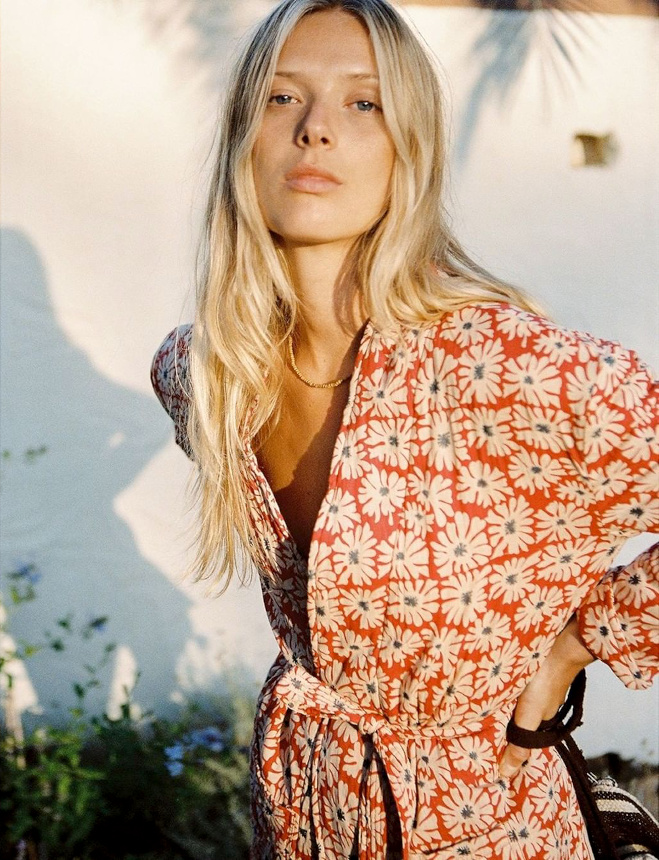 Rien de tel qu'une veste esprit kimono port�e � m�me la peau pour accompagner un jean droit 7/8 !