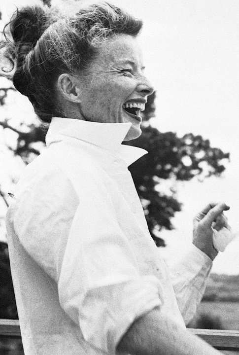 Chignon flou + chemise blanche port�e le col relev� = le bon mix