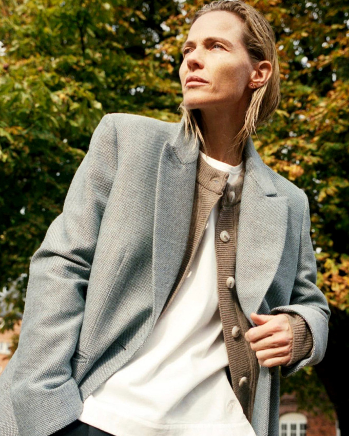 Blazer un peu grand + gilet cosy = le bon mix