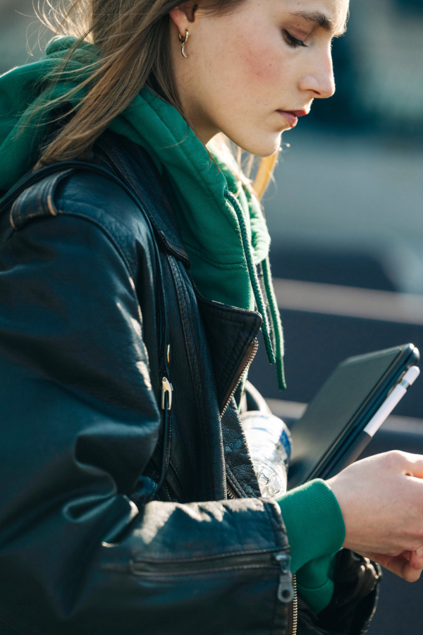 Oui au mix blouson en cuir/hoodie color�/make up soign� !