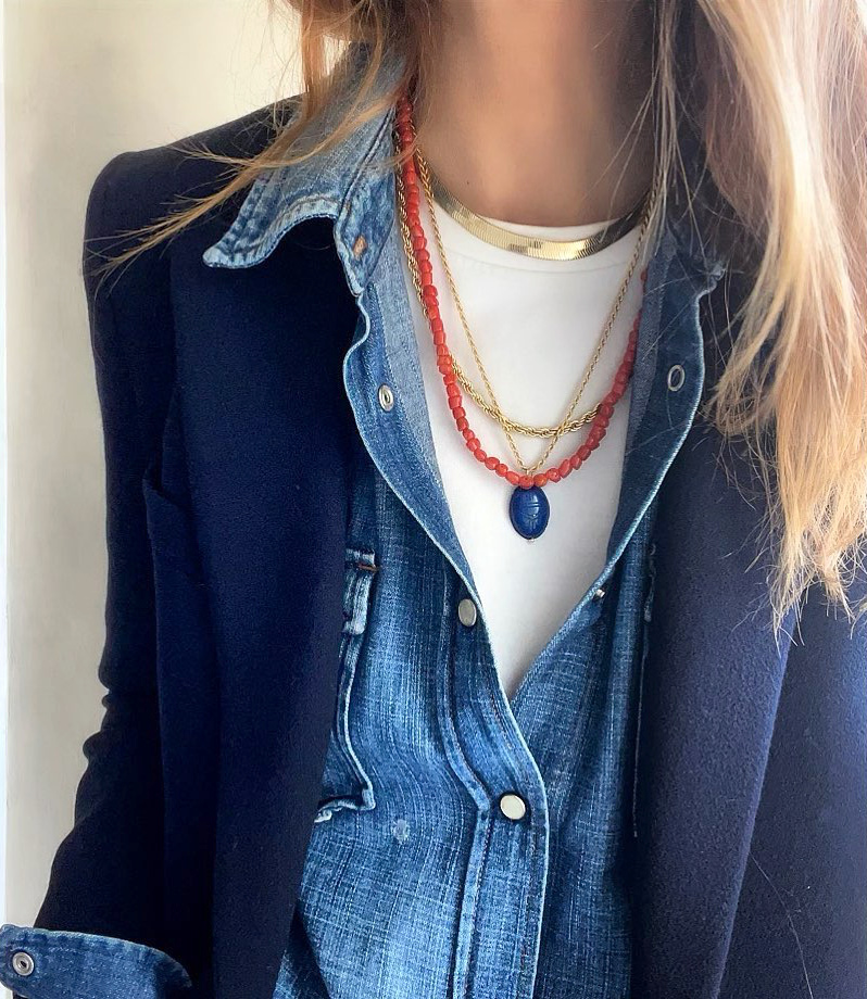 Blazer bleu marine + chemise en jean + tee-shirt blanc + perles rouges + collier dor� = le bon mix