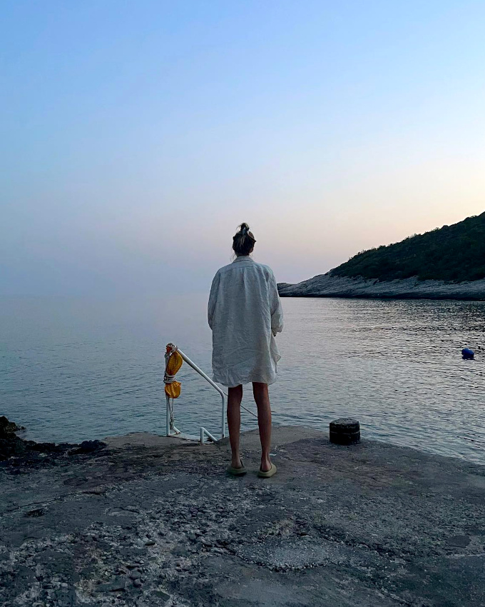 Longue chemise d'homme + aube sur la mer = le bon mix