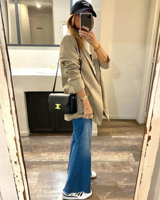 Blazer masculin + jean flare + casquette + sac rigide = le bon mix