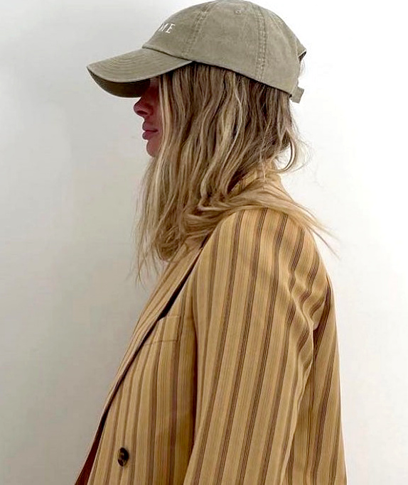 Oui au mix casquette kaki/blazer un brin vieillot !