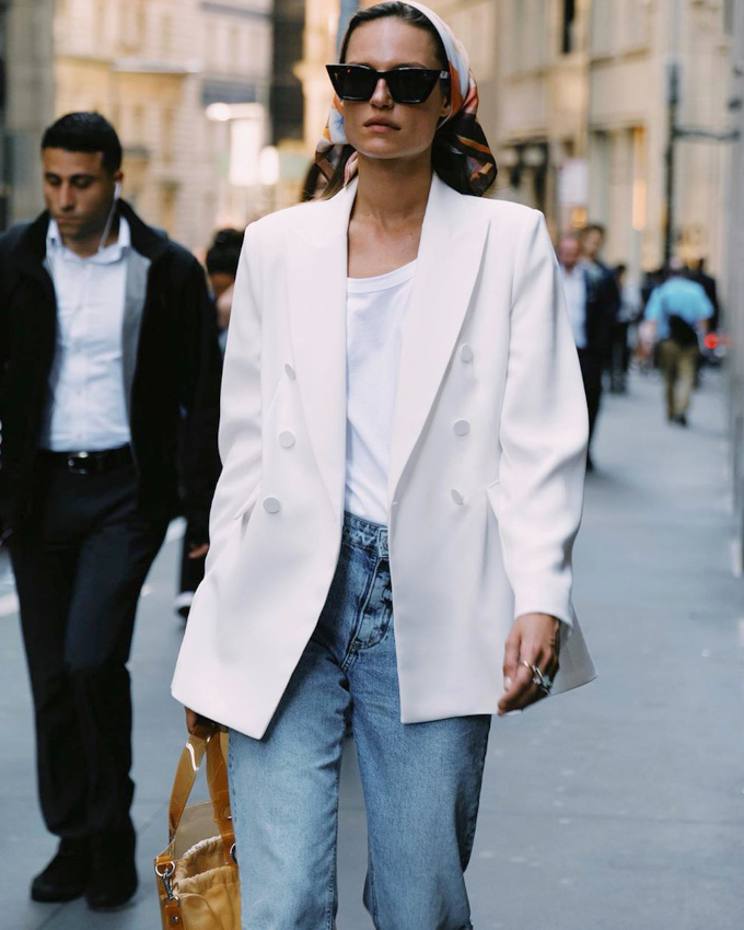 Oui au foulard port en mode fichu sur un look casual/masculin !