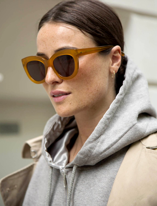 Oui � l'ensemble sweat � capuche/trench-coat/maxi lunettes de soleil !