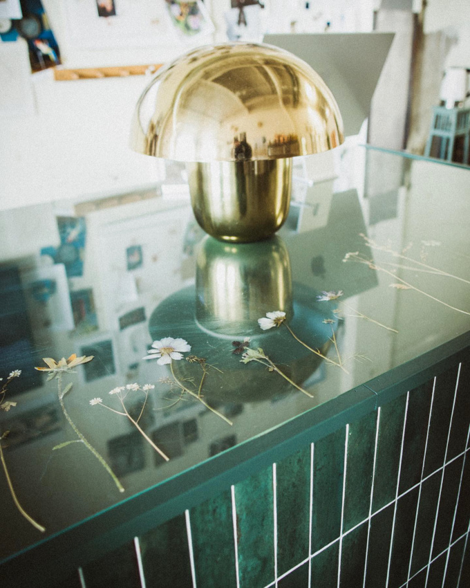 Fleurs sches + immense plaque de verre + plan de travail = le bon mix