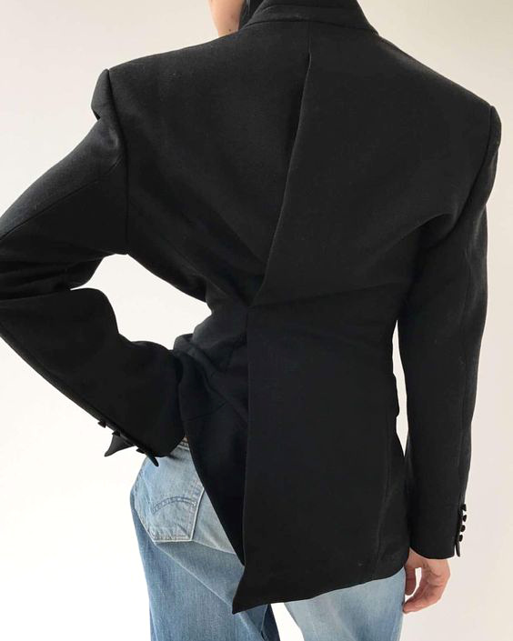 Et si l'on transformait nos blazers oversizes en modles cintrs ?