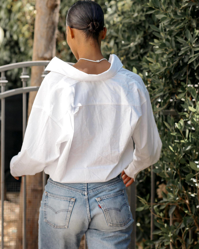 Chemise blanche masculine bascule vers l'arrire + 501 + chignon serr + collier haut de gamme = le bon mix