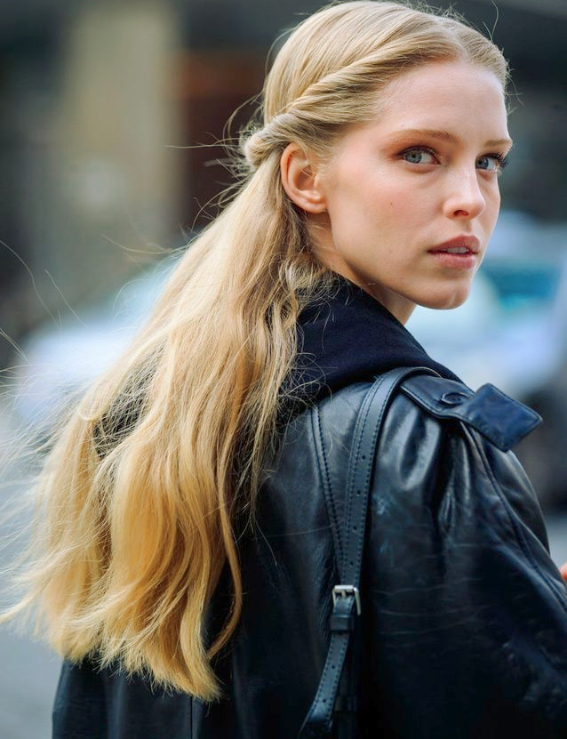 Rien de tel qu'une coiffure romantique pour patiner l'aura boyish d'un blouson en cuir XL !