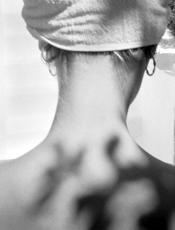 La nuque d'une femme ou la sensualit  l'tat pur...