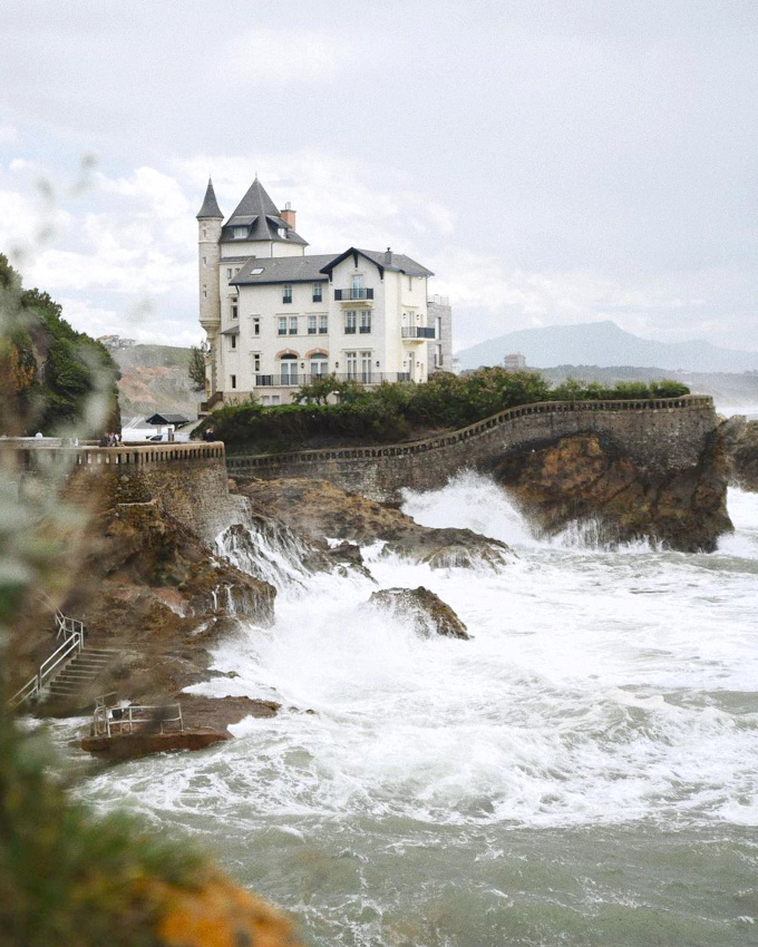 Btisse lgante + rivage accident + mer agite = le bon mix