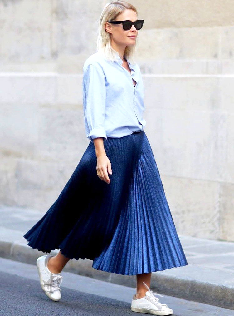Chemise en chambray + jupe midi plisse soleil + baskets = le bon mix