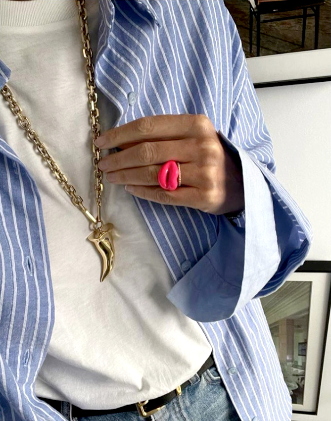 Rien de tel qu'une touche de rose fluo pour twister une chemise un brin classique !