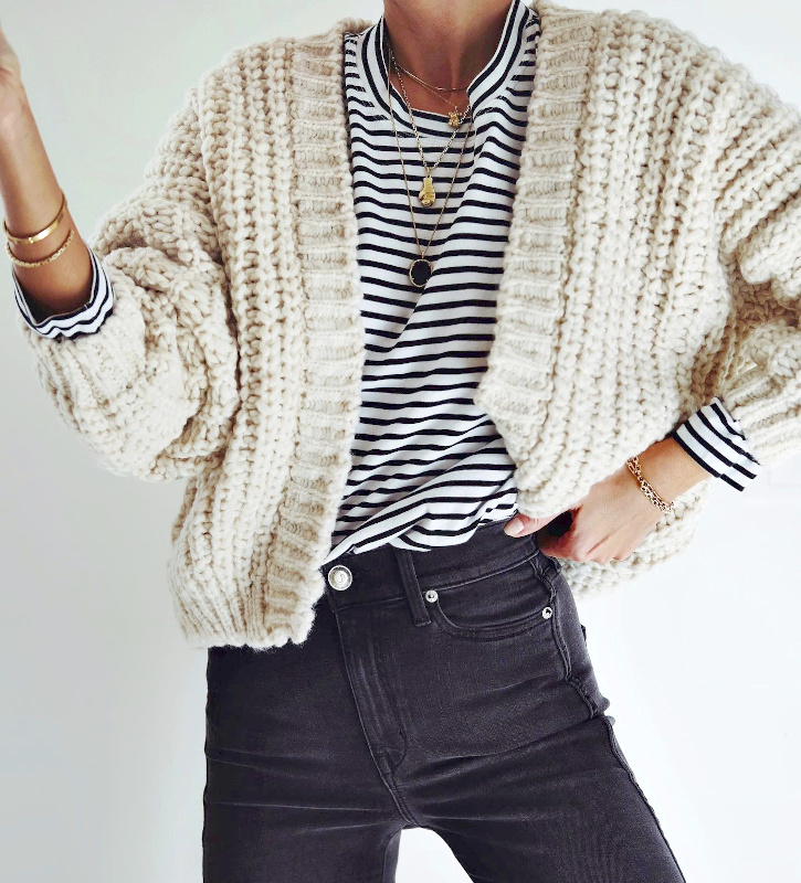 Grosse maille + marinire loose + accumulation de colliers = le bon mix