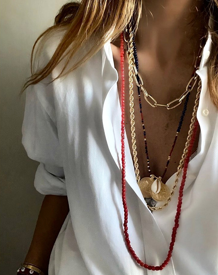 La chemise blanche : la cimaise idale des accumulations de colliers !