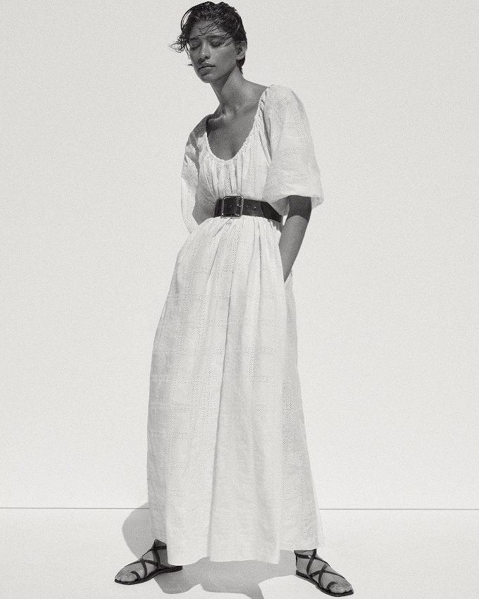 Oui au mix longue robe blanche/large ceinture masculine !