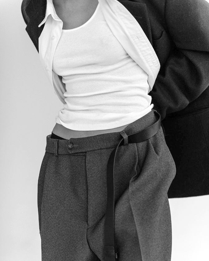 Pantalon trop grand + marcel ultra moulant = le bon mix