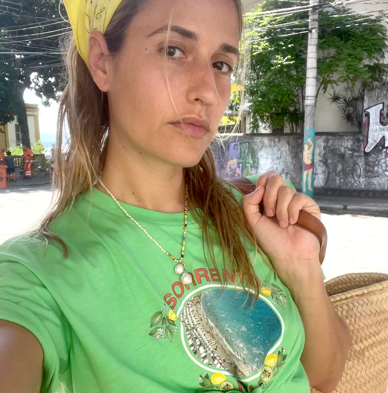 Tee-shirt color imprim + cabas en raphia tress + bronzage caramel = le bon mix