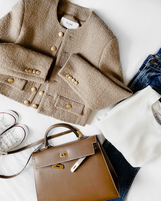 Rien de tel qu'une paire de converses blanches pour twister un look casual chic !